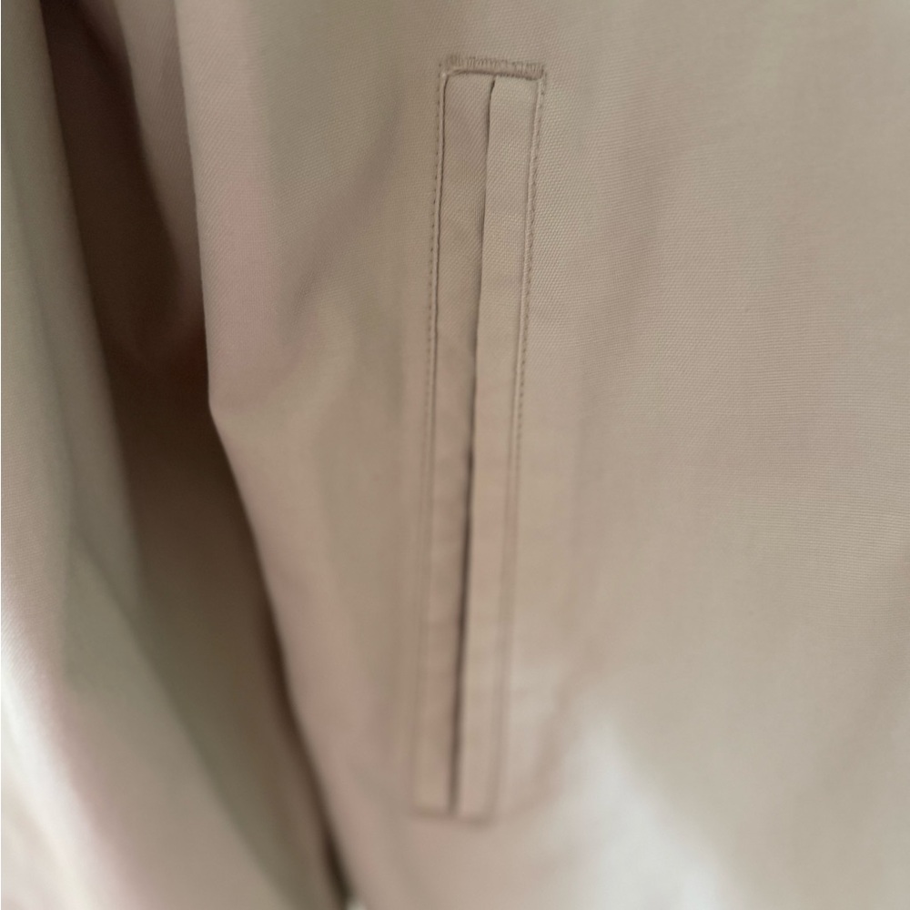 Classic Gap Men's Light Tan Jacket
XXL EUC Lightweight, Zip-Closure Cotton/Poly - Picture 9 of 12